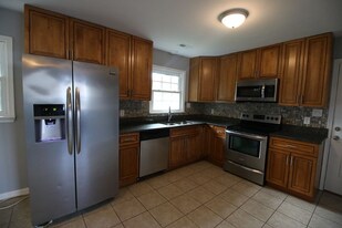 1262 W Ocean View Ave in Norfolk, VA - Building Photo