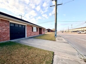 237 Nederland Ave in Nederland, TX - Building Photo - Building Photo