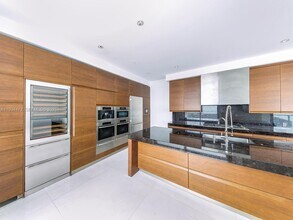 800 South Pointe Dr in Miami Beach, FL - Building Photo - Building Photo