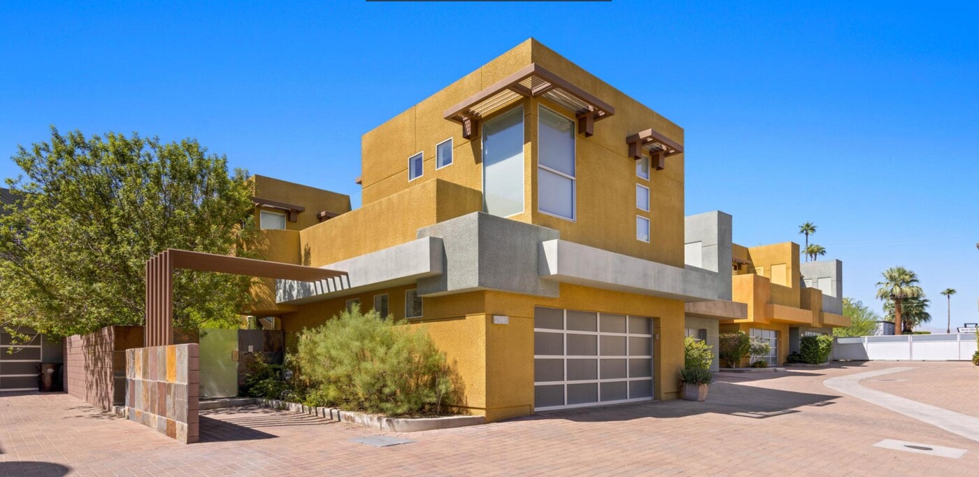 2065 Tangerine Ct in Palm Springs, CA - Building Photo