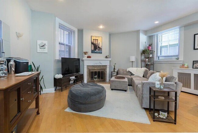 135 Marlborough St in Boston, MA - Building Photo - Building Photo