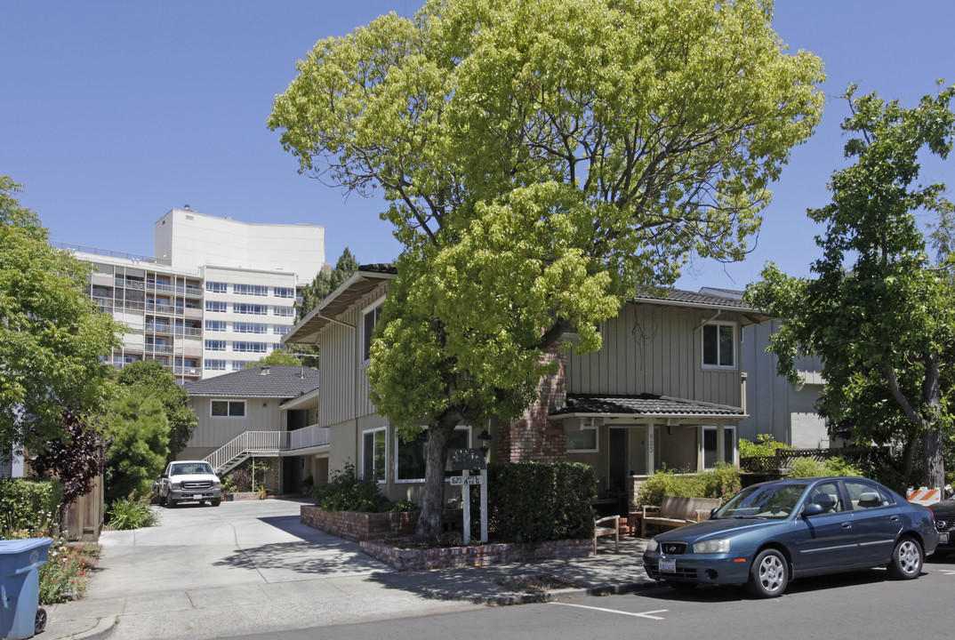 825 Cowper St in Palo Alto, CA - Foto de edificio