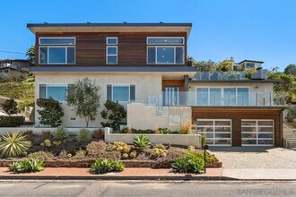 923 Muirlands Vista Way in San Diego, CA - Building Photo - Building Photo
