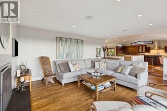 124 Carisbrooke Crescent in North Vancouver, BC - Building Photo - Building Photo