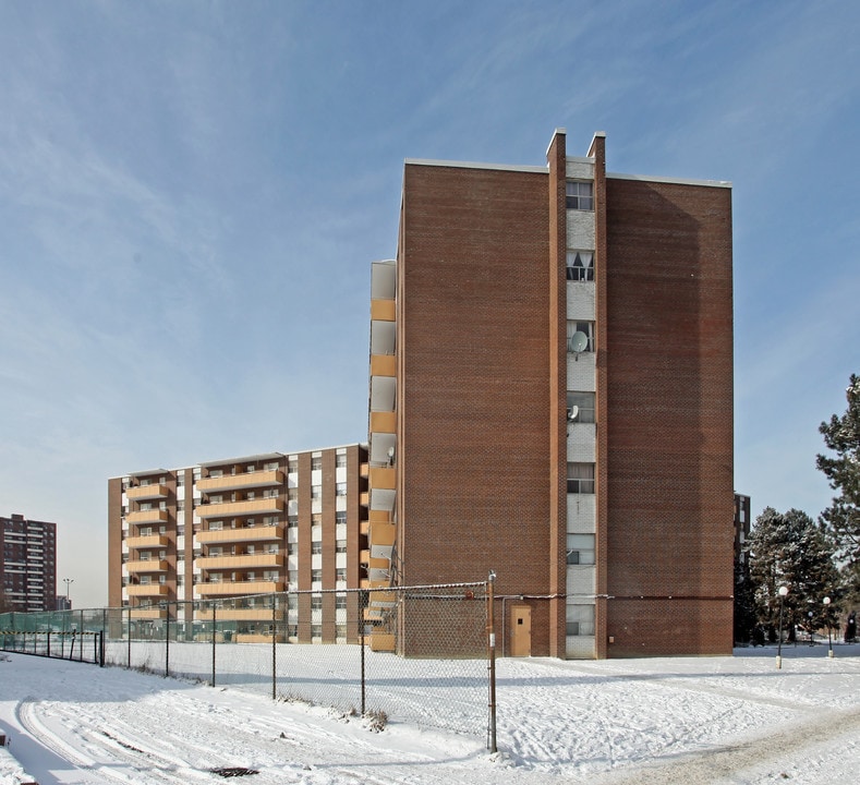 Tedford Gardens in Toronto, ON - Building Photo