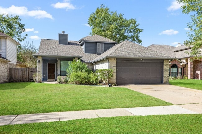 2010 Courtshire Ln in Sugar Land, TX - Building Photo - Building Photo