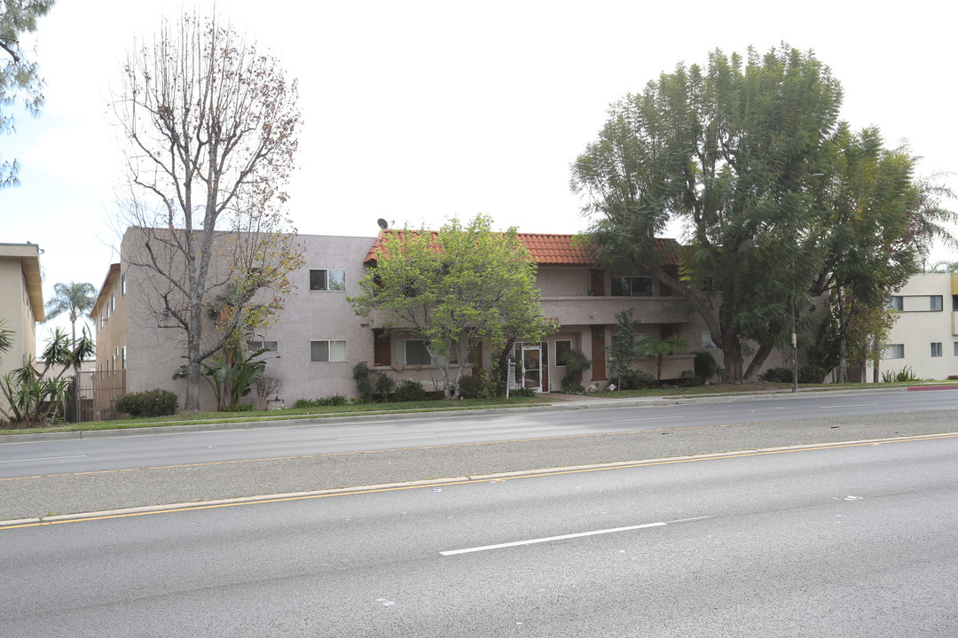 Villa Topanga in Canoga Park, CA - Building Photo