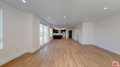 8700 Chalmers Dr in Los Angeles, CA - Building Photo - Building Photo