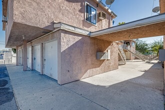 9121 Orion Ave in North Hills, CA - Foto de edificio - Building Photo