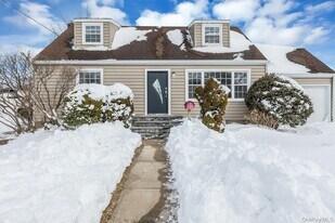 11 Barbara Dr in South Farmingdale, NY - Building Photo