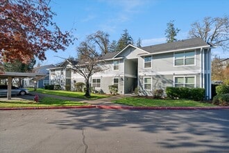 Reflections Hidden Creek Apartments in Keizer, OR - Foto de edificio - Building Photo