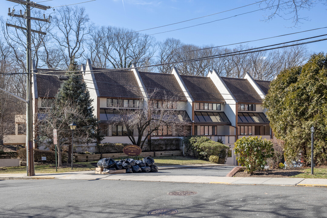 99 Clent Rd in Great Neck, NY - Foto de edificio