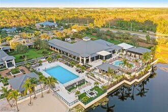 13935 Old Coast Rd in Naples, FL - Foto de edificio - Building Photo