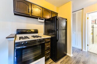 1475 Rebecca Dr, Unit 214 in Hoffman Estates, IL - Building Photo - Building Photo
