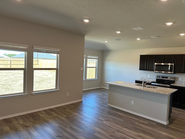 7113 Canadian Dr in China Spring, TX - Building Photo - Building Photo