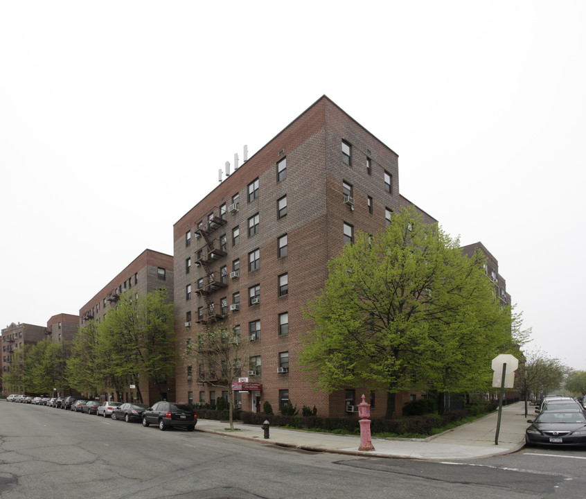 Hampton House in Rego Park, NY - Foto de edificio