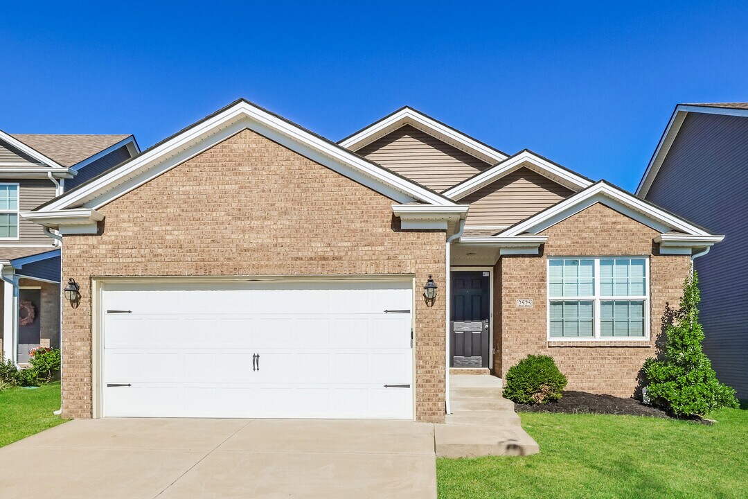 2525 Guildhall Ln in Lexington, KY - Building Photo