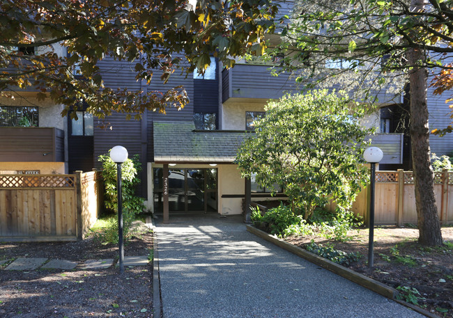 Eton Apartments in Vancouver, BC - Building Photo - Primary Photo