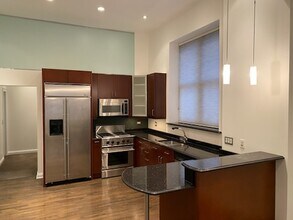 64 W Superior St, Unit A in Chicago, IL - Foto de edificio - Building Photo