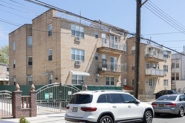 1369 Bay Ridge Ave in Brooklyn, NY - Foto de edificio - Building Photo