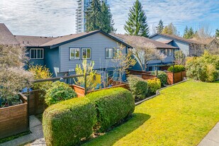 962 Howie Av in Coquitlam, BC - Building Photo