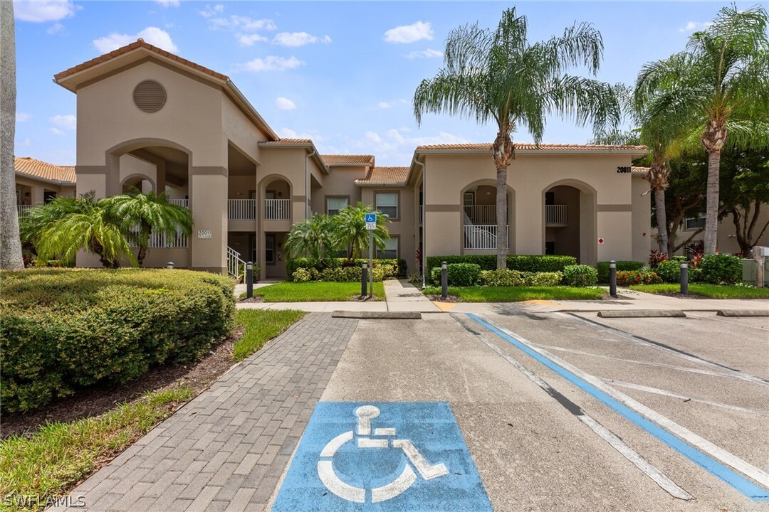 20011 Barletta Ln in Estero, FL - Foto de edificio