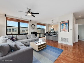 1260 W Washington Blvd, Unit 308 in Chicago, IL - Foto de edificio - Building Photo