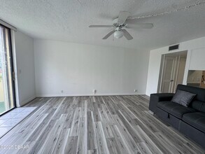 1437 N Atlantic Ave in Daytona Beach, FL - Building Photo - Building Photo