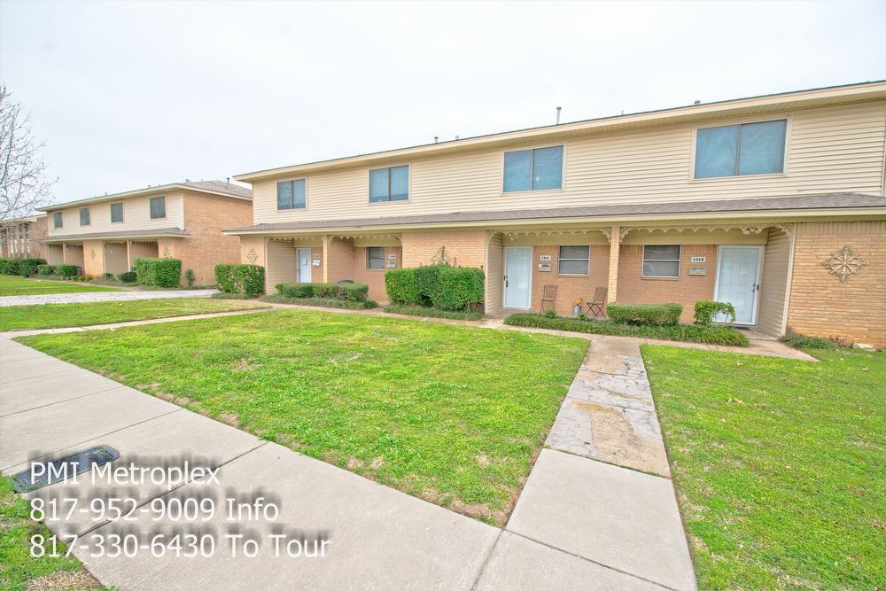 206 Wilshire Dr in Euless, TX - Building Photo