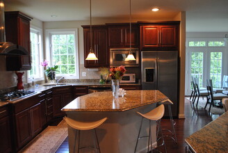 3624 Stonewall Manor Dr, Unit one bedroom with full bat in Triangle, VA - Foto de edificio - Building Photo