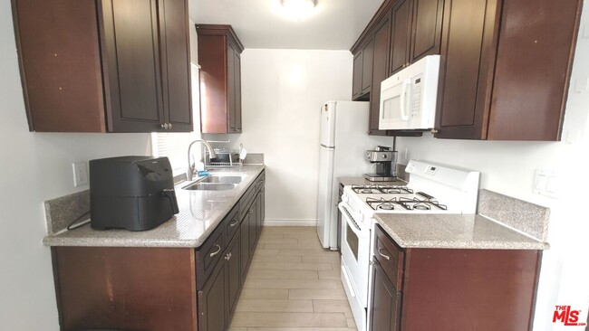 10385 W Olympic Blvd in Los Angeles, CA - Building Photo - Building Photo