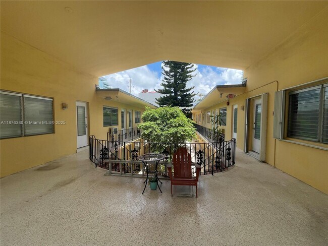 65 Washington Ave in Miami Beach, FL - Building Photo - Building Photo