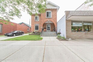 242 S Main St in Eaton Rapids, MI - Building Photo
