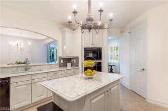 2864 Tiburon Blvd E in Naples, FL - Foto de edificio - Building Photo