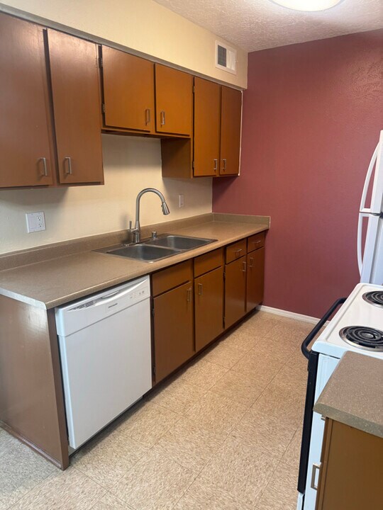 1326 San Pedro Dr SE in Albuquerque, NM - Building Photo