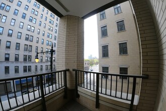 2050 N Clark St, Unit 303 in Chicago, IL - Building Photo - Building Photo