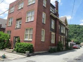 218 Walnut St in Johnstown, PA - Building Photo