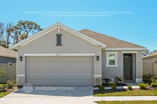 8032 Majestic Palms Ct in Venice, FL - Building Photo