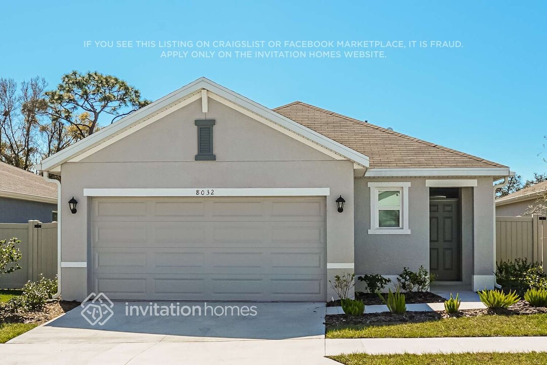 8032 Majestic Palms Ct in Venice, FL - Foto de edificio