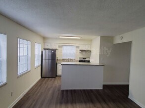 5250 Davisson Ave in Orlando, FL - Foto de edificio - Building Photo