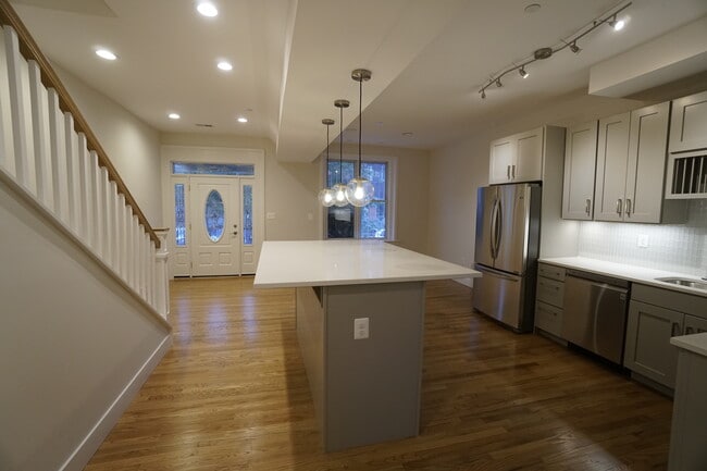 2515 University Pl NW, Unit A in Washington, DC - Foto de edificio - Building Photo