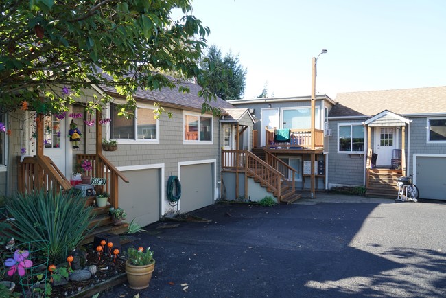 McLoughlin Courtyard Apartments in Milwaukie, OR - Building Photo - Building Photo