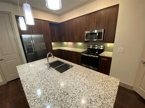 1800 St Joseph Pkwy in Houston, TX - Foto de edificio - Building Photo