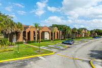 Fairway Greens in Pembroke Pines, FL - Foto de edificio - Primary Photo