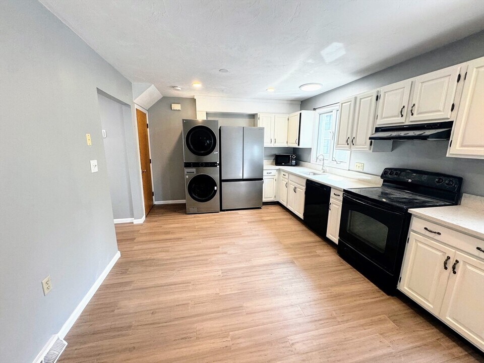 227 W 5th St, Unit 1 in Boston, MA - Building Photo