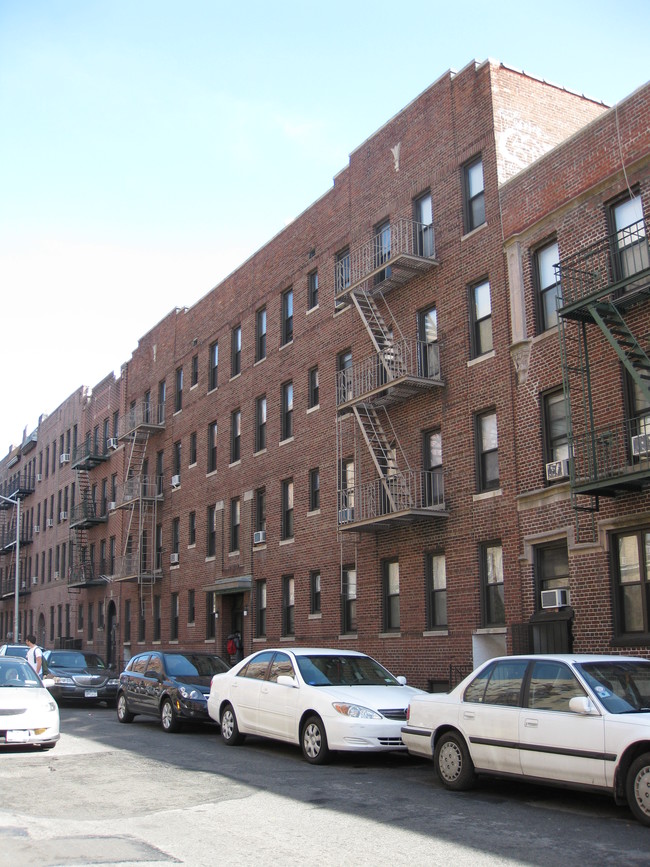 30-75 34th St in Long Island City, NY - Foto de edificio - Building Photo