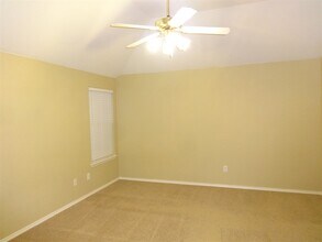 1051 Wood Stream Dr in Grand Prairie, TX - Foto de edificio - Building Photo