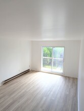 1609 Sauvé Rue E in Montréal, QC - Building Photo - Building Photo