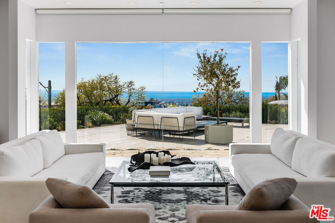 580 Chalette Dr in Beverly Hills, CA - Building Photo
