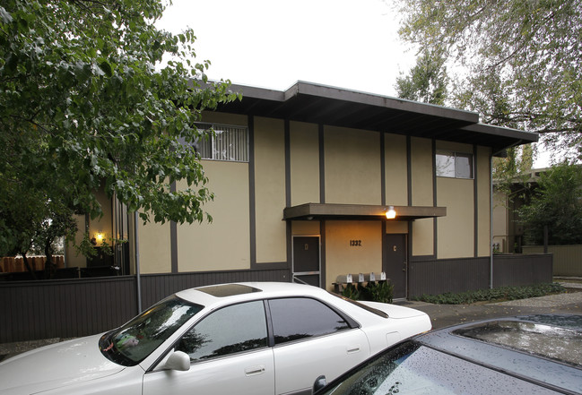 1332 Drake Dr in Davis, CA - Foto de edificio - Building Photo